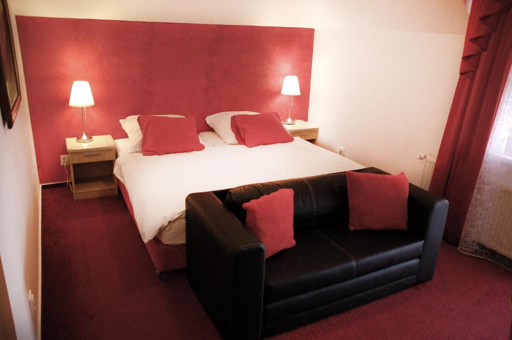 KruszynChata Skrzata的酒店客房设有一张大床和一张沙发。