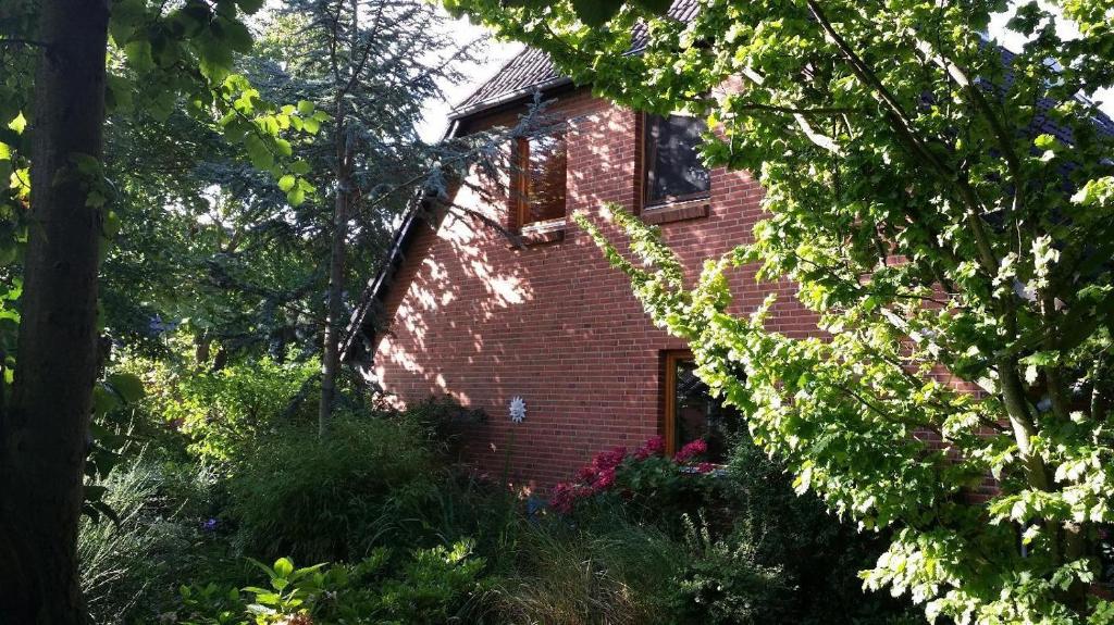 塔廷格Haus-Marla的红砖房子,有窗户和树木