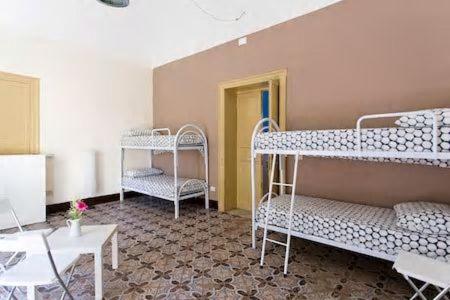 Sunshine Hostel Palermo客房内的一张或多张床位