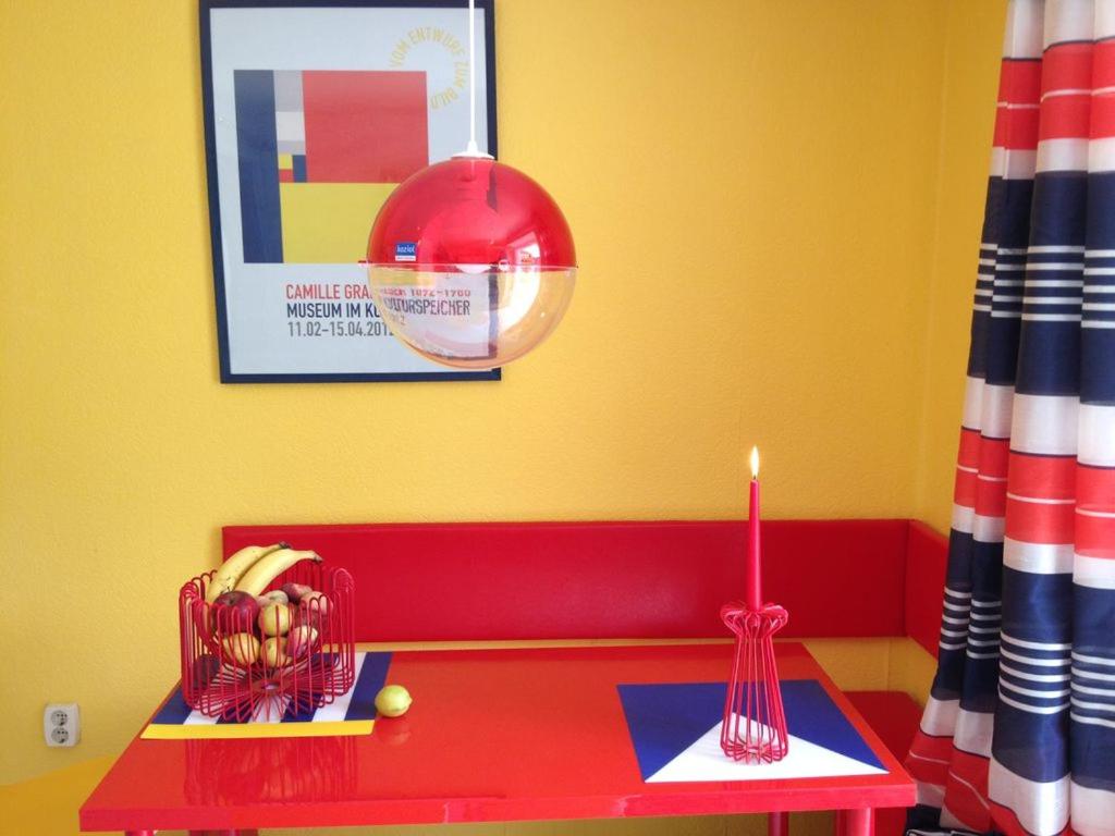 卡尔施塔特Direkt am Main的红色长凳,带蜡烛和红色桌子