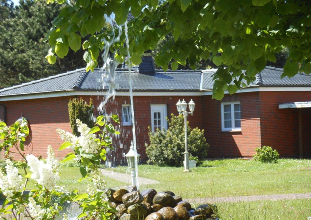维滕Bungalow-Lerchennest的前面有喷泉的房子