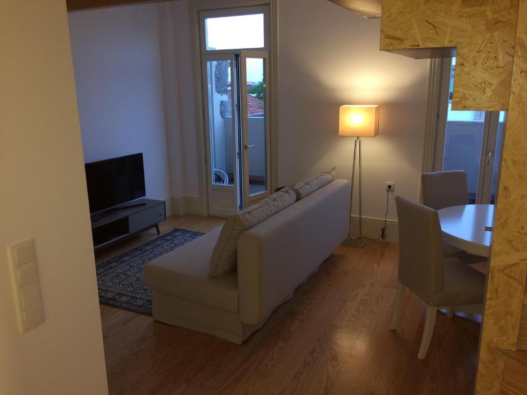 波尔图Porto Alive的客厅配有白色的沙发和桌子
