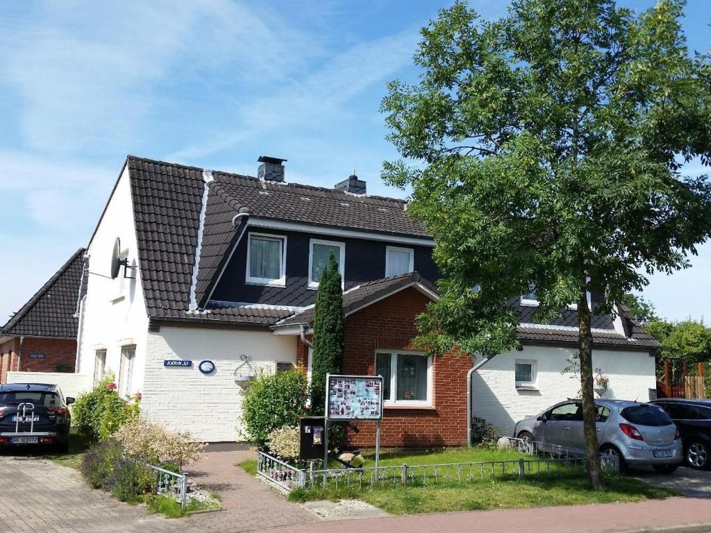 比苏姆Haus-Karin-Ferienwohnung-2的前面有标志的房子