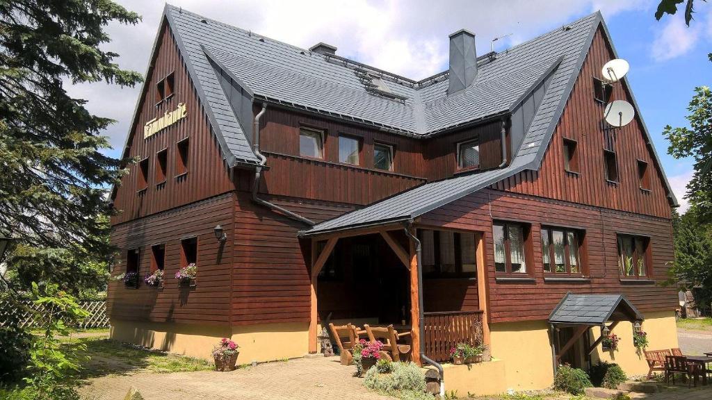 HermsdorfFerienwohnung-1的大型木房子,设有 ⁇ 盖屋顶