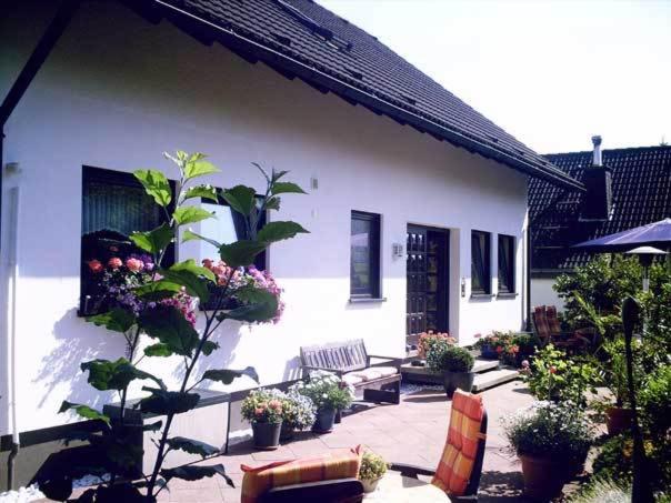 温特贝格君格斯特公寓酒店的庭院里设有长凳,种植了植物和鲜花