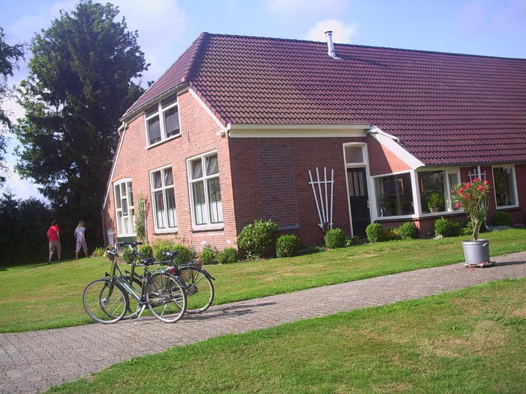 Ter ApelBuitengoed Het Achterdiep的两辆自行车停在房子前面