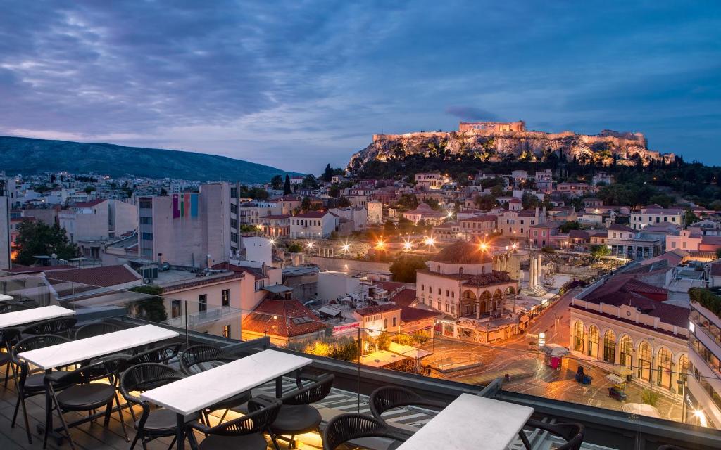 雅典雅典之A酒店的享有雅典卫城的夜景