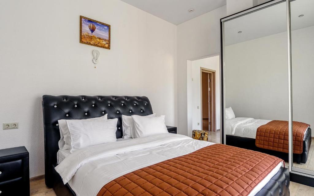 敖德萨Hotel Sorrento的一间卧室配有一张大床和镜子