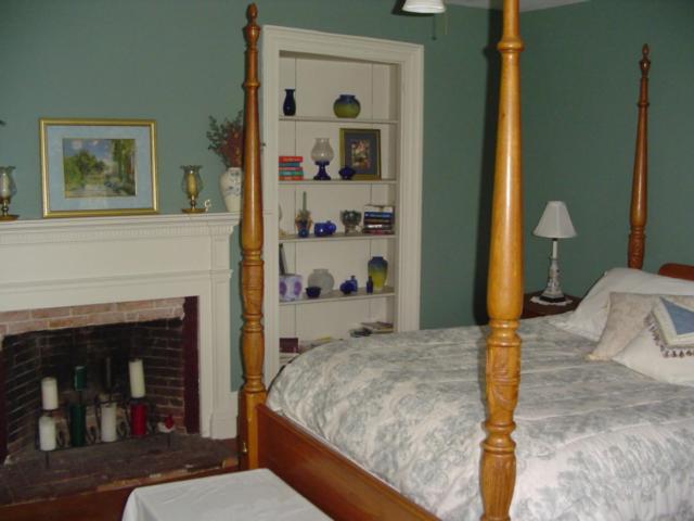 Candia斯蒂芬克莱之家住宿加早餐旅馆的一间卧室配有一张床和一个壁炉