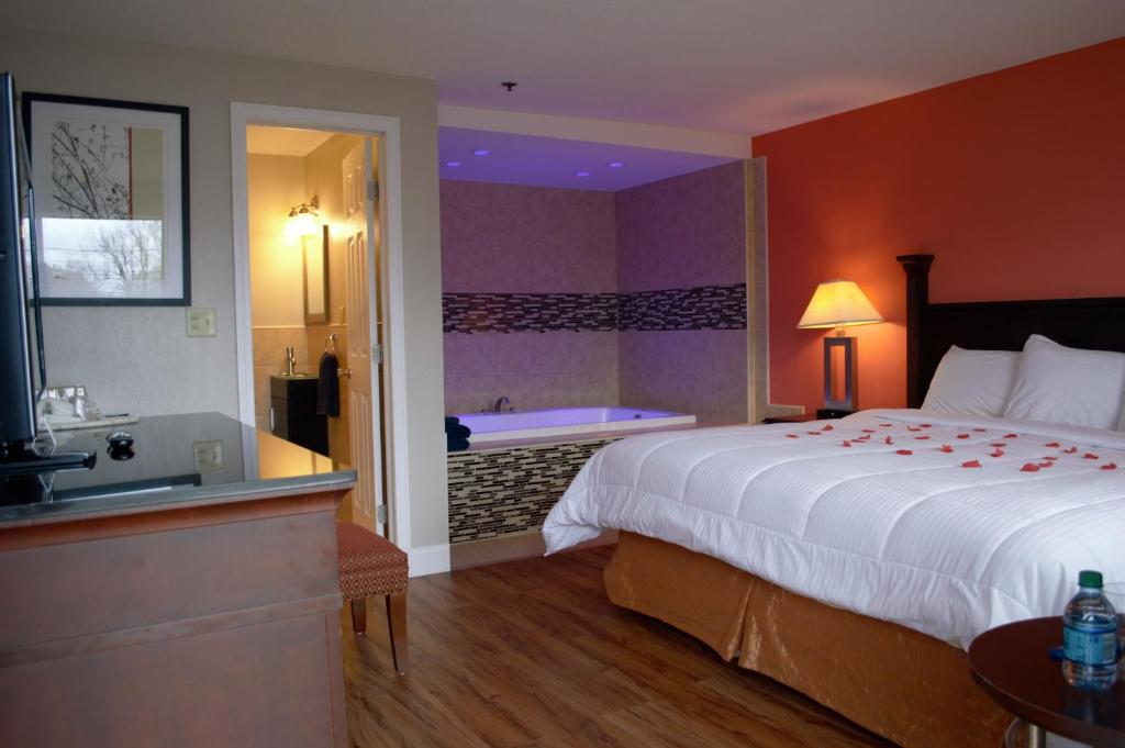 NewingtonCarrier Motor Lodge的酒店客房设有一张大床和浴缸。