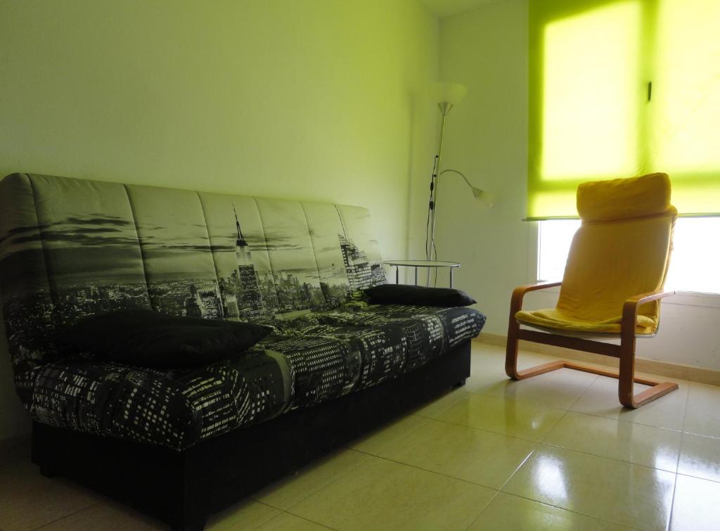 罗萨里奥港Apartamento aeropuerto playa的客厅配有沙发和椅子