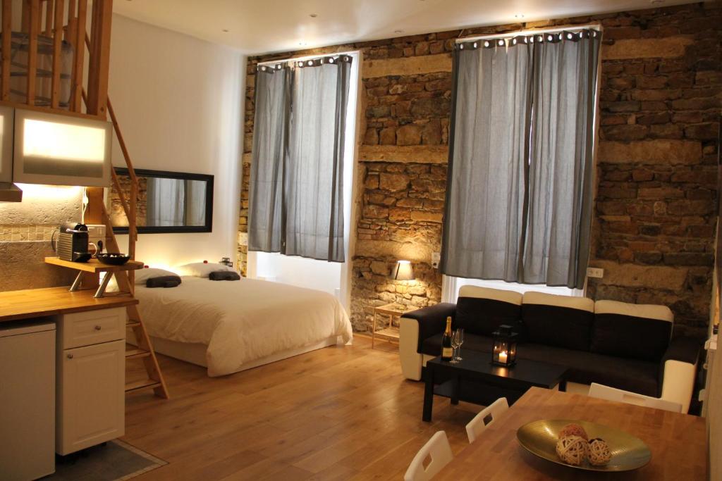 里昂歌剧小屋公寓的一间卧室设有一张床和一间客厅。