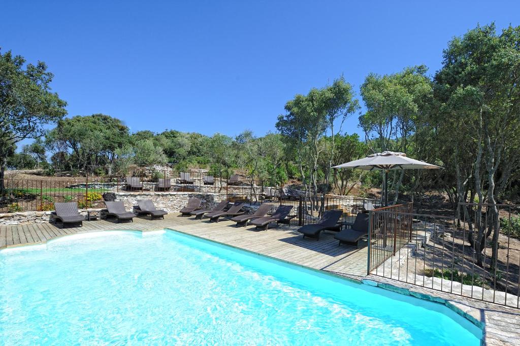 博尼法乔索菲亚公寓酒店的一个带椅子和遮阳伞的游泳池