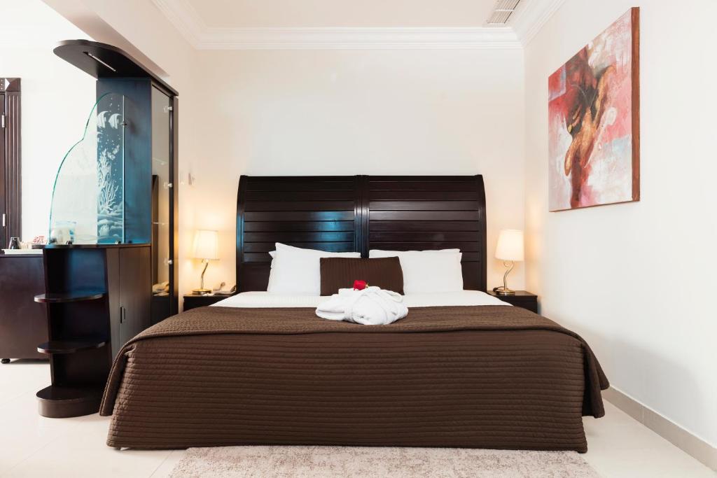 科威特Costa Del Sol Hotel by Arabian Link的一间卧室配有一张床,床上有毛巾