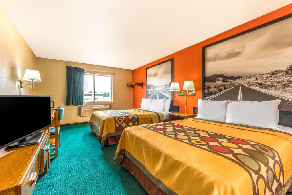 韦科韦科大学区速8酒店的酒店客房设有两张床和一台平面电视。