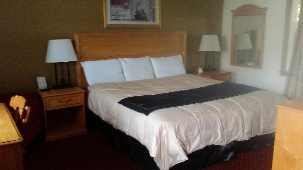 威廉斯敦北边汽车旅馆 - 威廉斯镇的卧室配有一张带白色床单和枕头的大床。