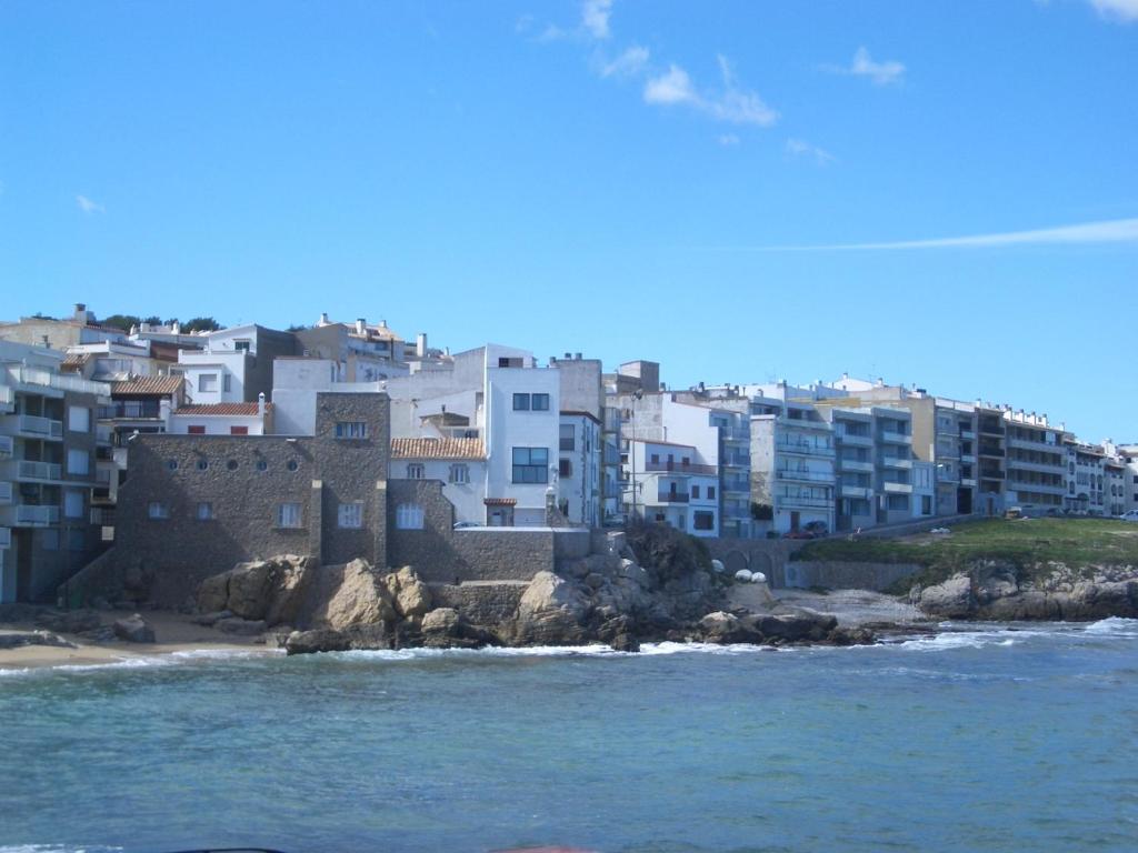 莱斯卡拉L' Escala centre la Platja的一群白色的建筑,在海边