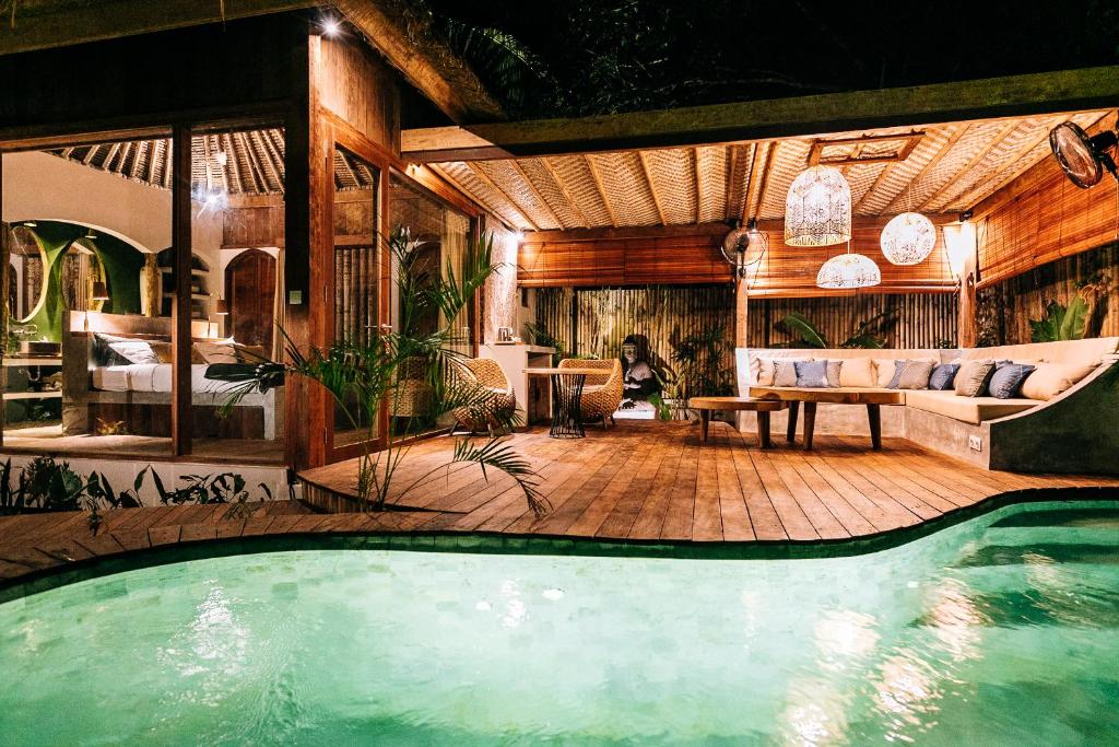 吉利特拉旺安马约私人别墅的一间房子,在房间内有游泳池