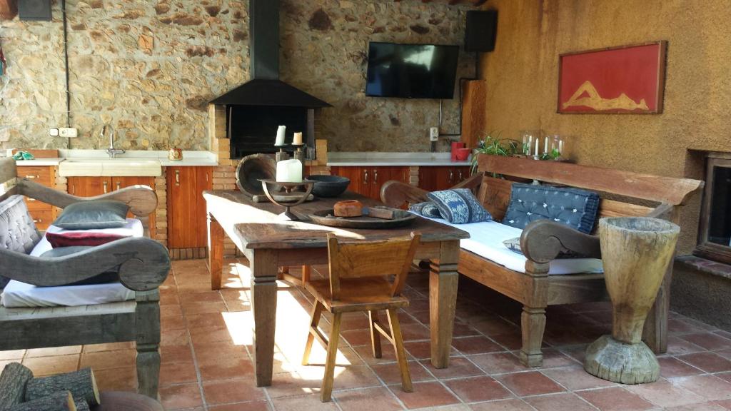 阿尔武希耶斯El Solei Paraiso en el Montseny的客厅配有桌子和沙发