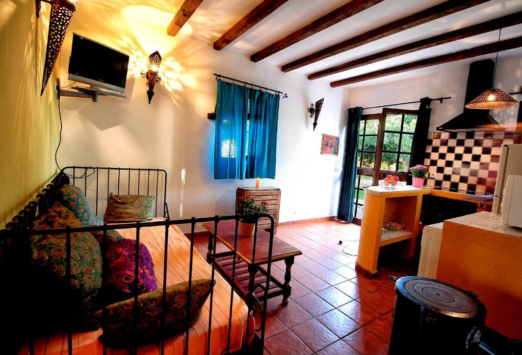 扎霍拉Casas el Camino的客厅配有一张床和一张沙发