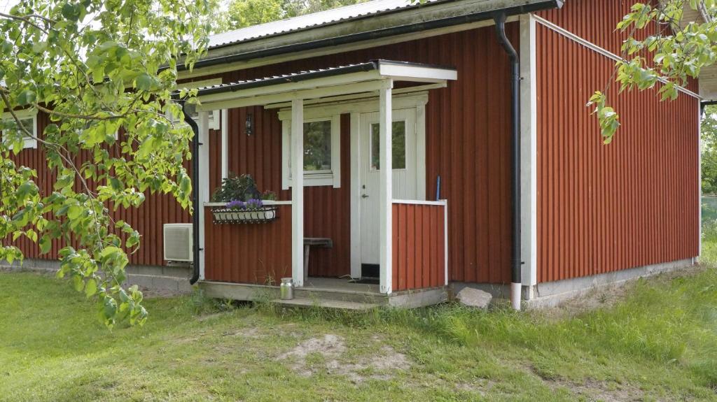 MårbyMårbys Gästrum的一间红色的房子,有白色的门和门廊