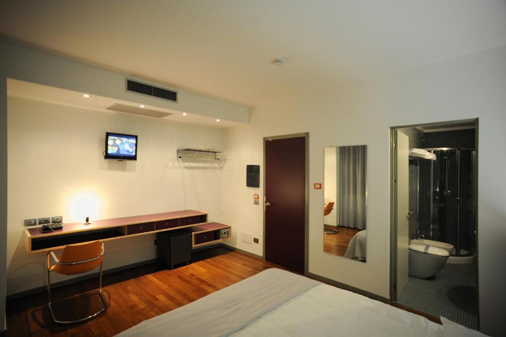卡奥莱开里娜安格酒店及酒馆的一间卧室配有床、水槽和镜子