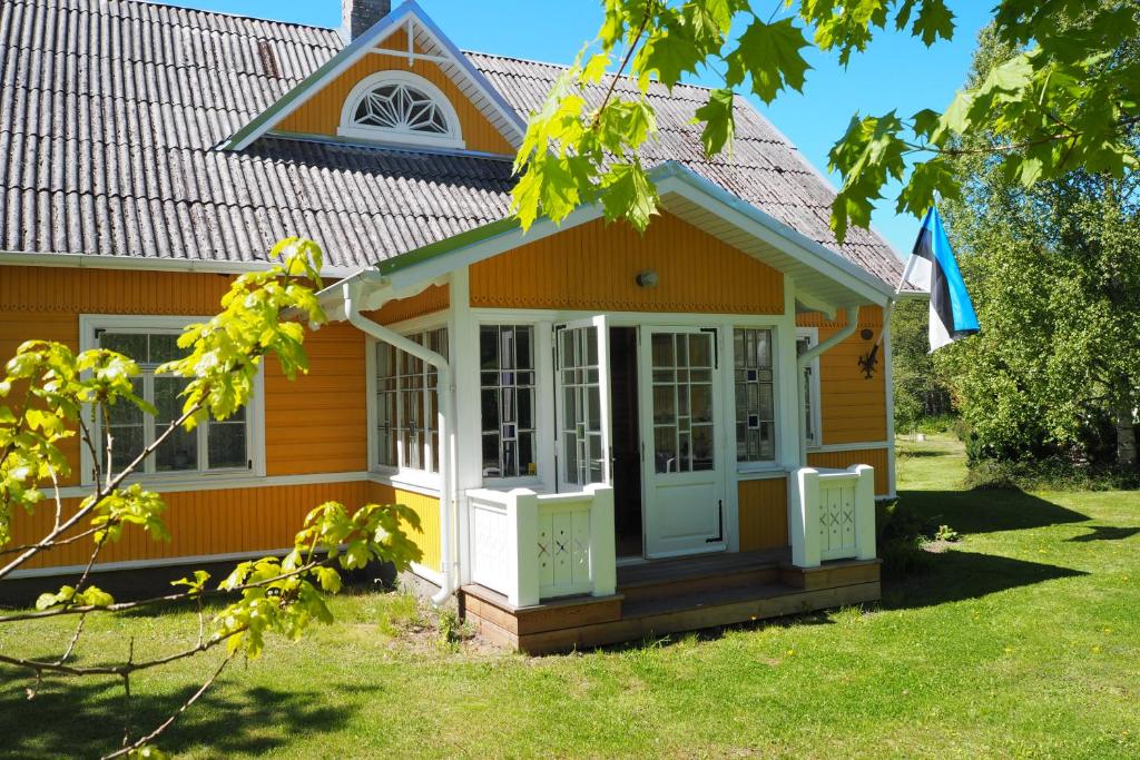 LeesiLeesi Külalistemaja的绿色庭院的黄色小房子