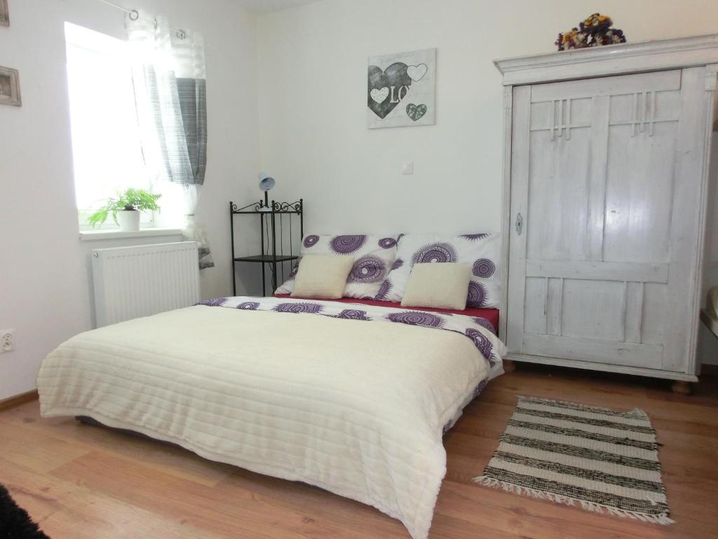 利贝雷茨Pension Skalka的一间卧室配有一张带白色床罩的床