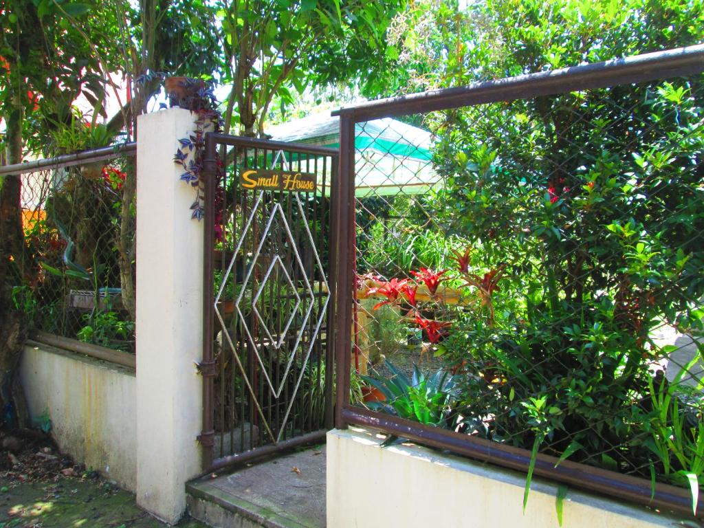 碧瑶碧瑶小屋旅馆的花卉和植物花园的大门
