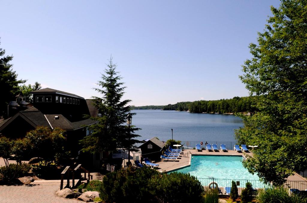 MacTier洛基洪峰高尔夫度假酒店的享有湖景的游泳池