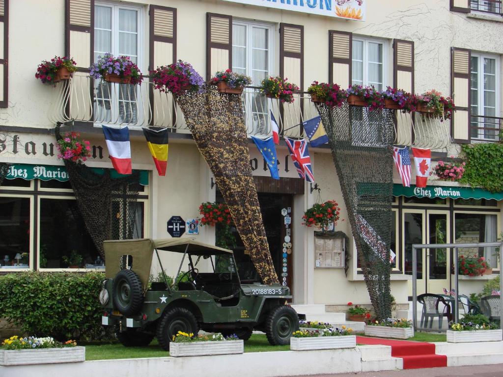梅尔维尔弗朗瑟维尔普拉格切兹-马里恩酒店的停在大楼前的绿色吉普车