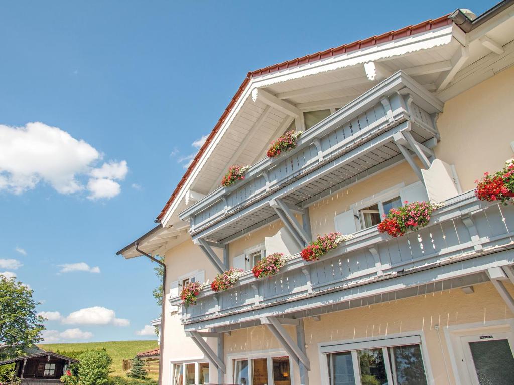 卑尔根Hotel Garni Alpenblick的一座在阳台上放花盒的建筑