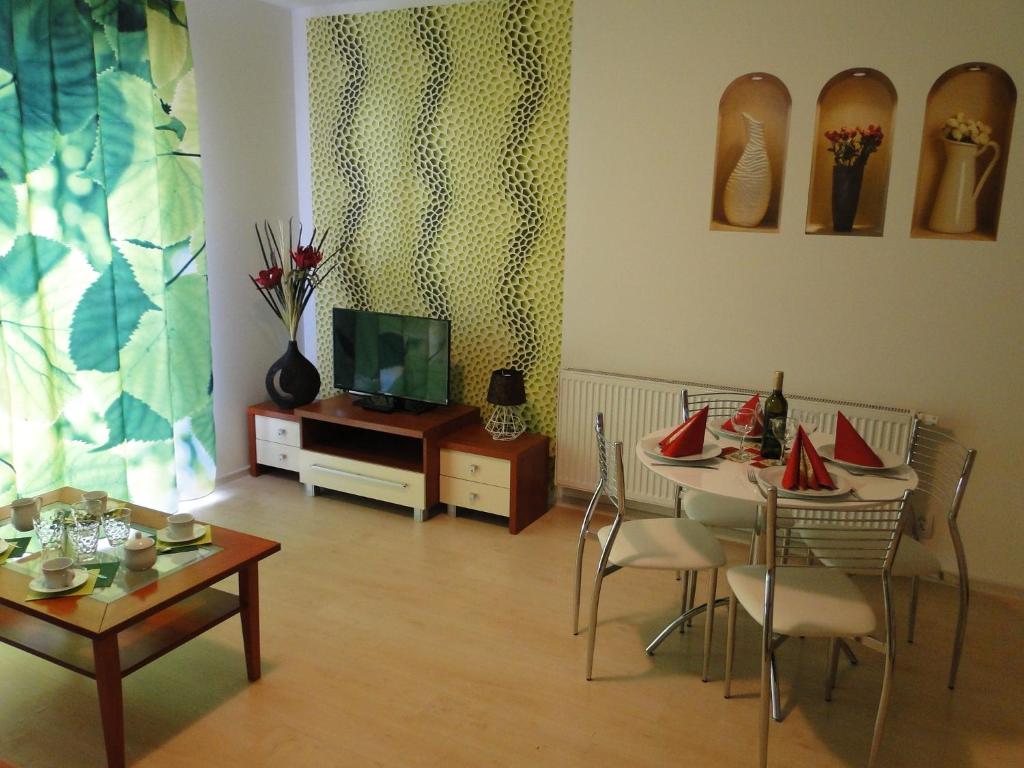 利普托斯基米库拉斯Apartments Liptov City的客厅配有2张桌子和电视