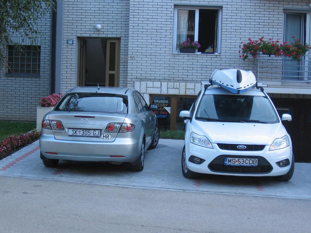 潘切沃波西卡旅馆的两辆汽车在停车场彼此相邻