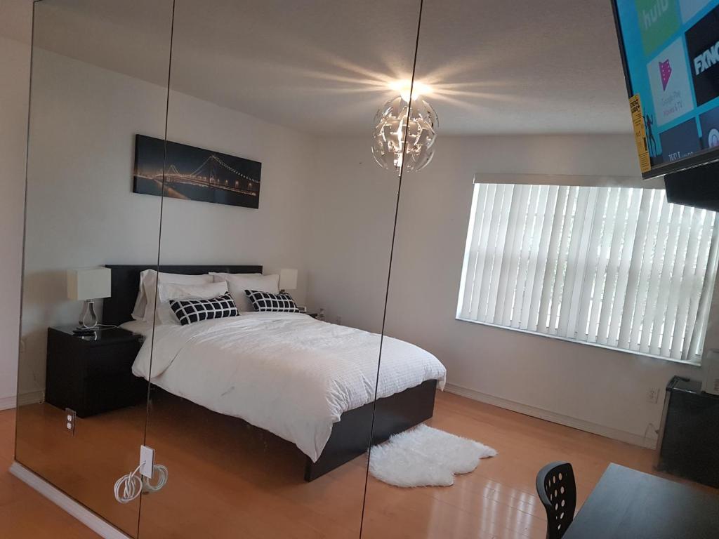 黎明城萨瓦草度假屋的一间卧室配有一张玻璃墙床