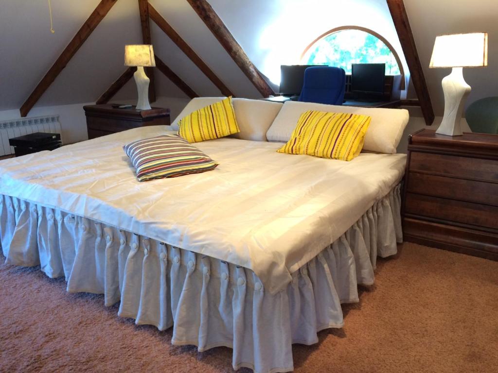 塔林Paivilla Boutique Hotel的一间卧室配有一张带黄色枕头的大床