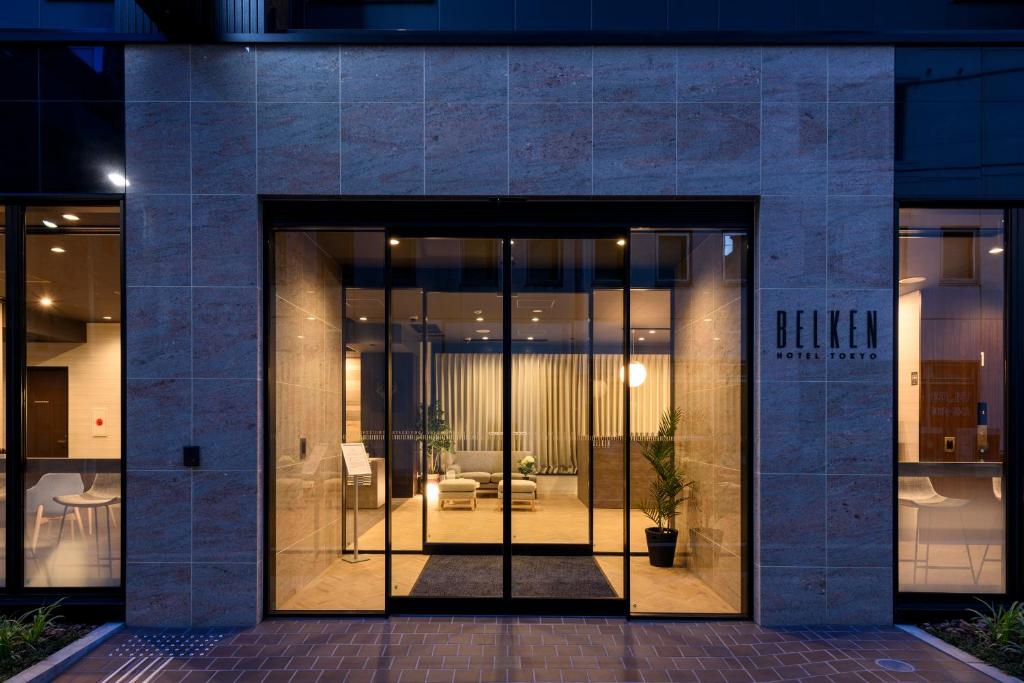 东京东京贝尔肯酒店的玻璃门进入大楼