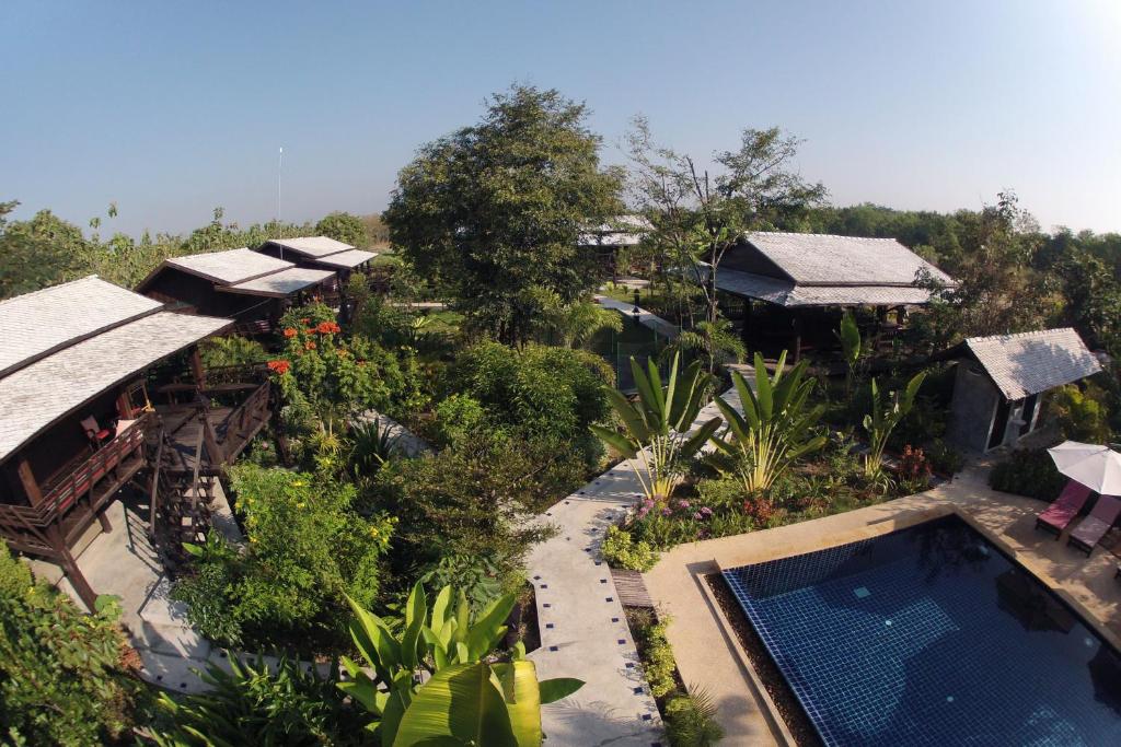 清迈清迈小村旅馆的享有带游泳池的度假村的空中景致