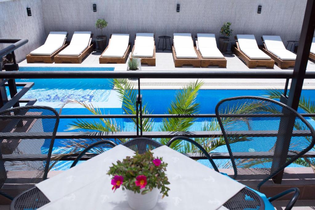 索佐波尔Ema Hotel的一个带桌椅的庭院和一个游泳池