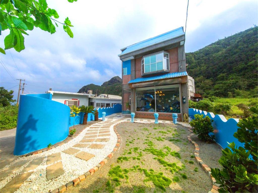 绿岛绿岛蓝海奇缘民宿的山顶上拥有蓝色墙壁的房子
