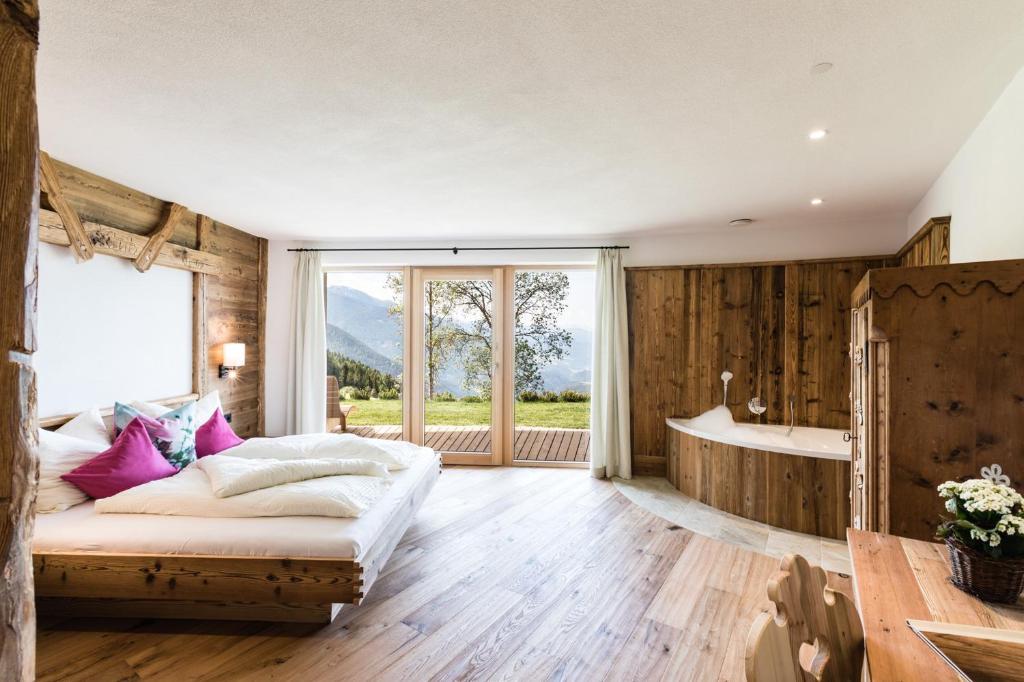 罗登戈Ahner Berghof的一间卧室配有一张床和浴缸