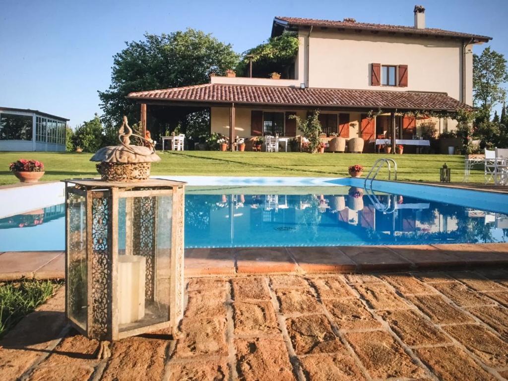 米萨诺阿德里亚蒂科Casa Tentoni - Guest House的别墅前设有游泳池