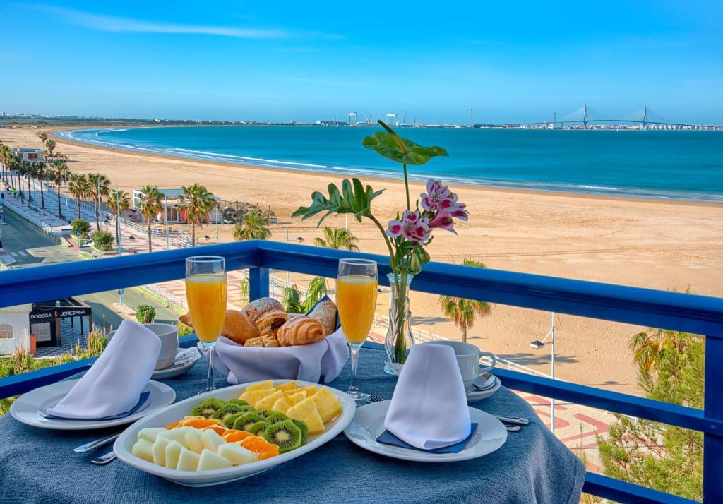 圣玛丽亚港巴伊亚港酒店的一张带食品和饮料的桌子,享有海滩美景