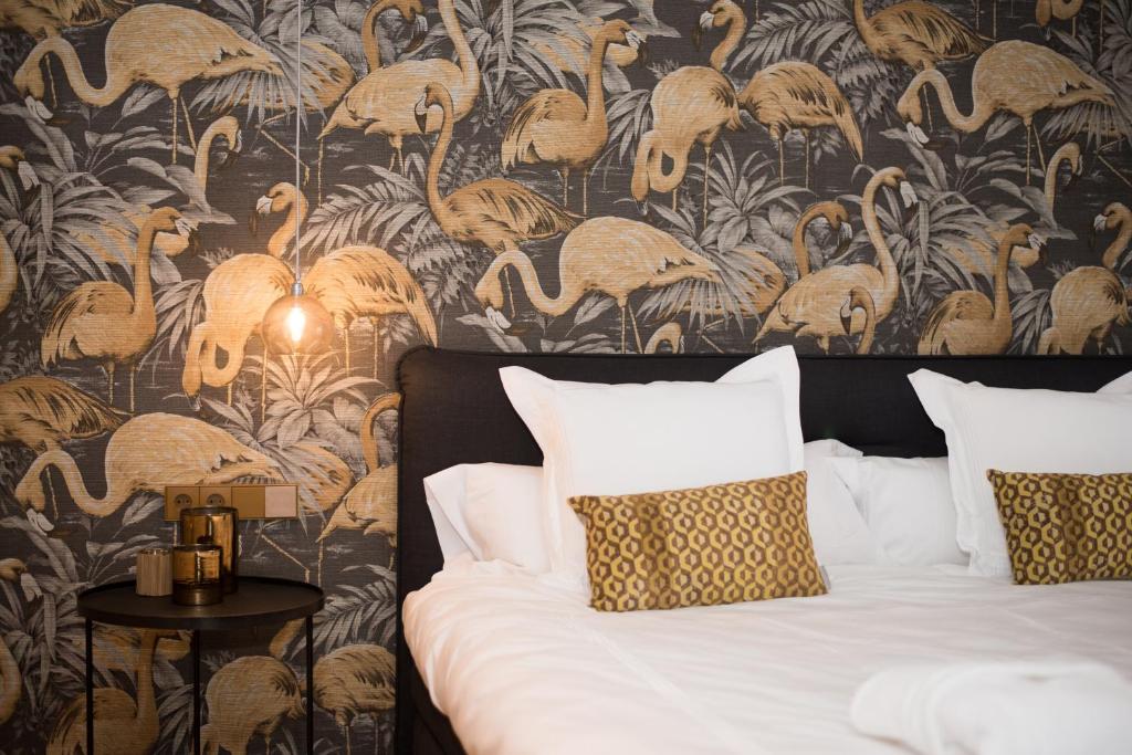 登博斯科尔夏伊斯酒店的一间卧室配有一张带火烈鸟壁纸的床