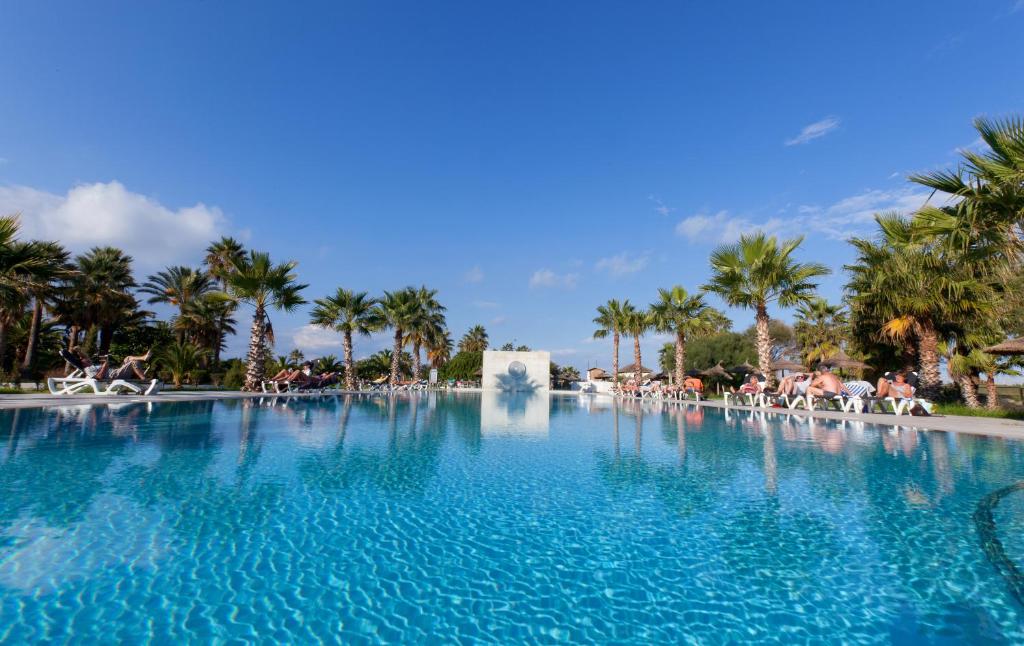 甘达坞伊港西贝尔阿罕布拉海滩高尔夫&Spa酒店的中央设有喷泉的大型游泳池