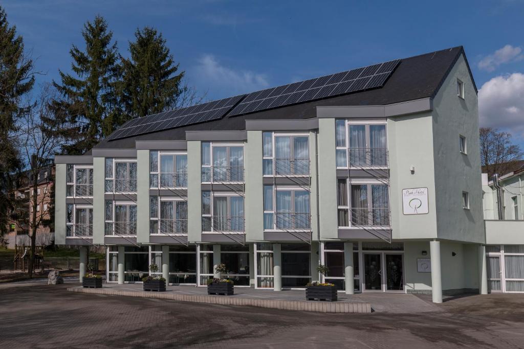 Kelmis凯尔米斯帕克酒店的一座建筑的顶部设有太阳能电池板