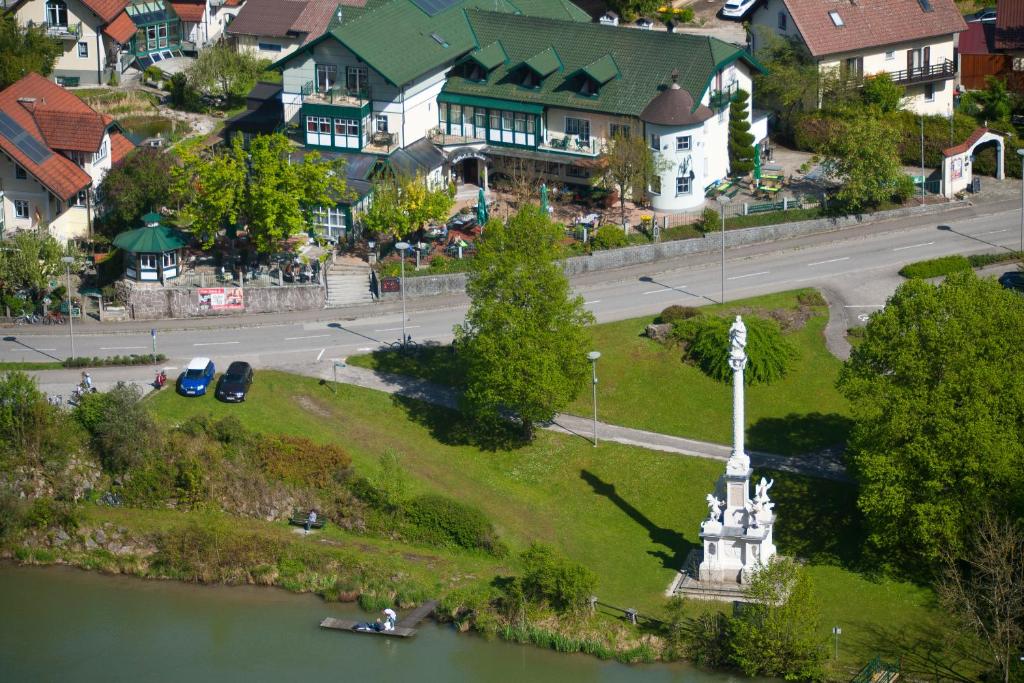 Wernstein am InnLandhotel Mariensäule的河中一座有雕像的小城镇