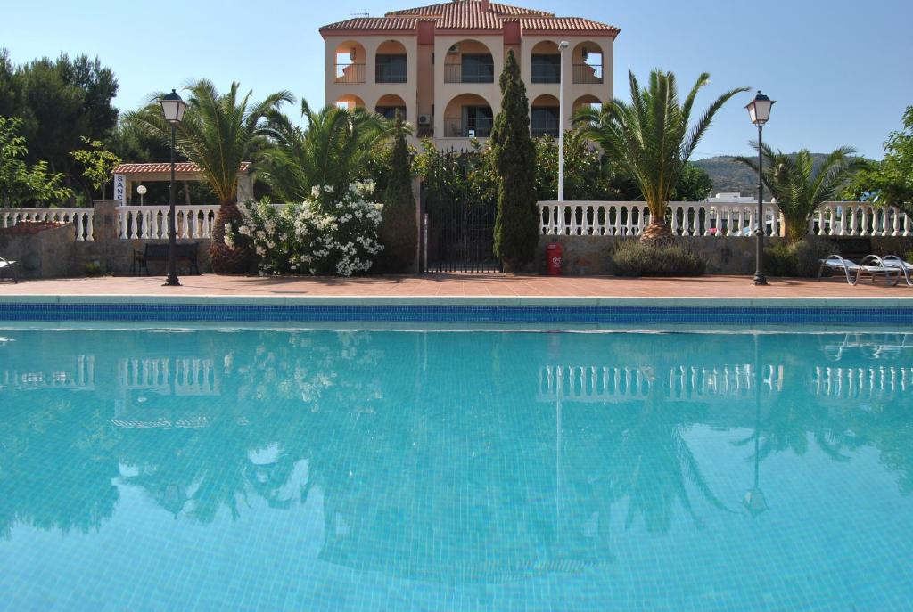 阿尔考斯布里桑丘三号酒店的一座游泳池,其建筑背景为: