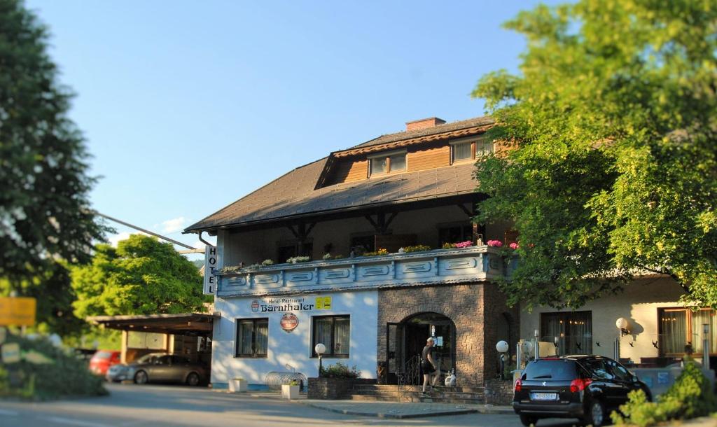 巴特圣莱昂哈德艾巴恩塔勒嘎斯霍夫餐厅酒店的街道边的蓝色和白色建筑
