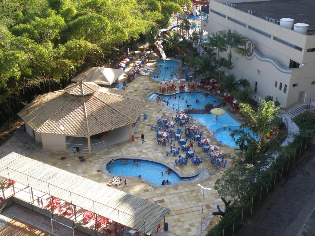 卡达斯诺瓦斯金海豚亚彻菲瑞拉斯公寓的享有度假村游泳池的顶部景致